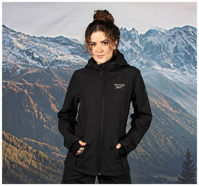 Chamarra negra con gorro de mujer Reebok