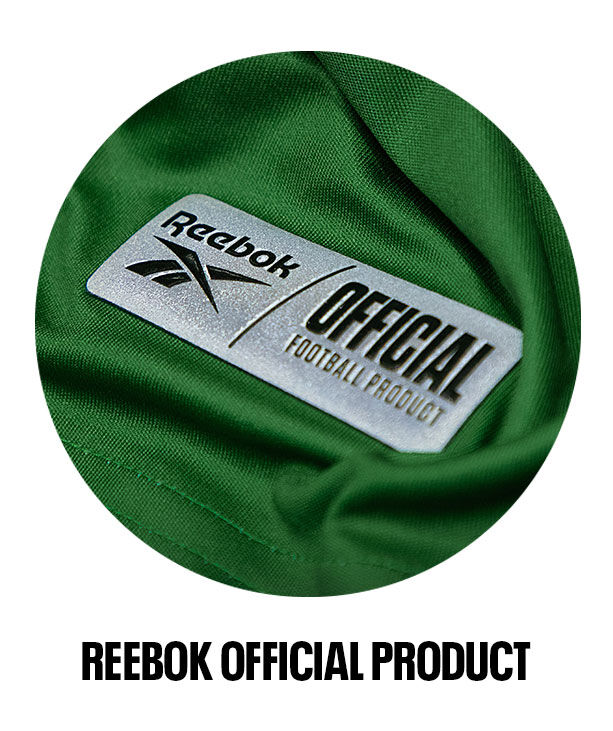 Detalle thumb etiqueta Reebok Oficial Football Product en jersey verde.