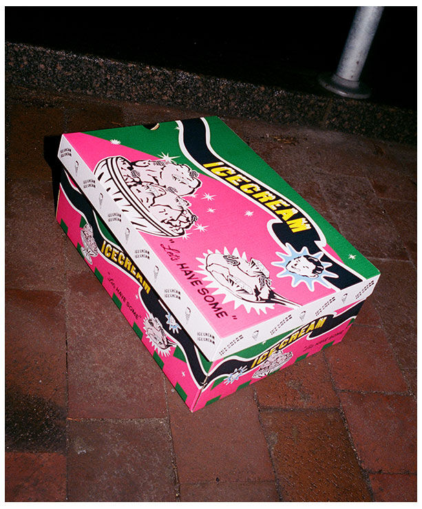 Caja de zapatos Reebok x IceCream Board Flip en colores verde rosa y blanco con ilustraciones de helados, personajes y texto IceCream, sobre baldosas rojizas, dise&ntilde;o retro pop art.