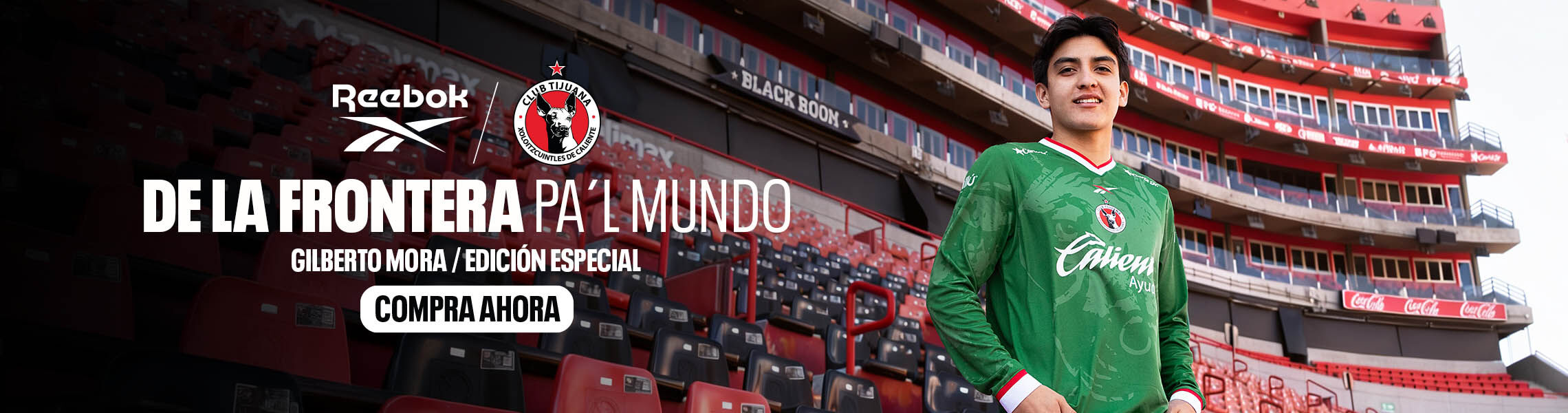Banner principal mobile Reebok x Club Tijuana con Gilberto Mora en jersey manga larga verde, gradas del estadio, logo Reebok, escudo Xoloitzcuintles, texto Edici&oacute;n Especial y bot&oacute;n Compra Ahora