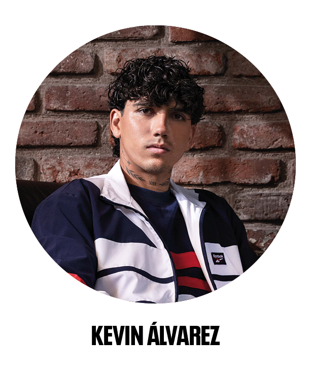 Kevin &Aacute;lvarez con chamarra deportiva Reebok para hombre, look urbano y estilo cl&aacute;sico deportivo.