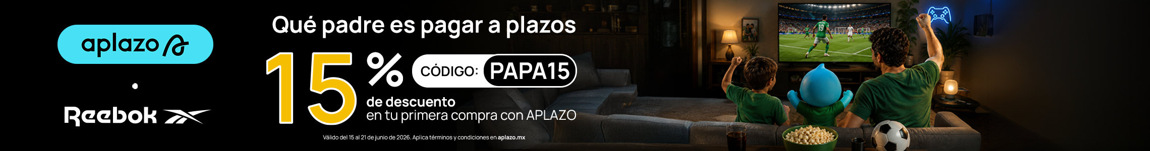 Banner mobile home promocional Reebok D&iacute;a del Padre, padre e hijo con jersey verde viendo partido de f&uacute;tbol en sala desde sof&aacute;, palomitas y bal&oacute;n en mesa, pantalla con estadio iluminado, texto 15% de descuento c&oacute;digo PAPA15, logo Reebok, vigencia del 15 al 21 de junio de 2026