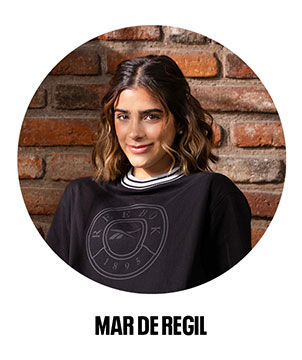 Mar del Regil usando playera deportiva negra Reebok para mujer con logo cl&aacute;sico, estilo casual lifestyle