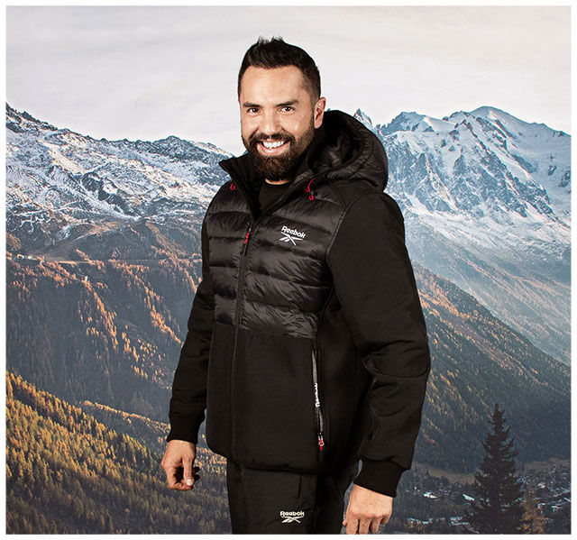 Chamarra negra de hombre con gorro Reebok
