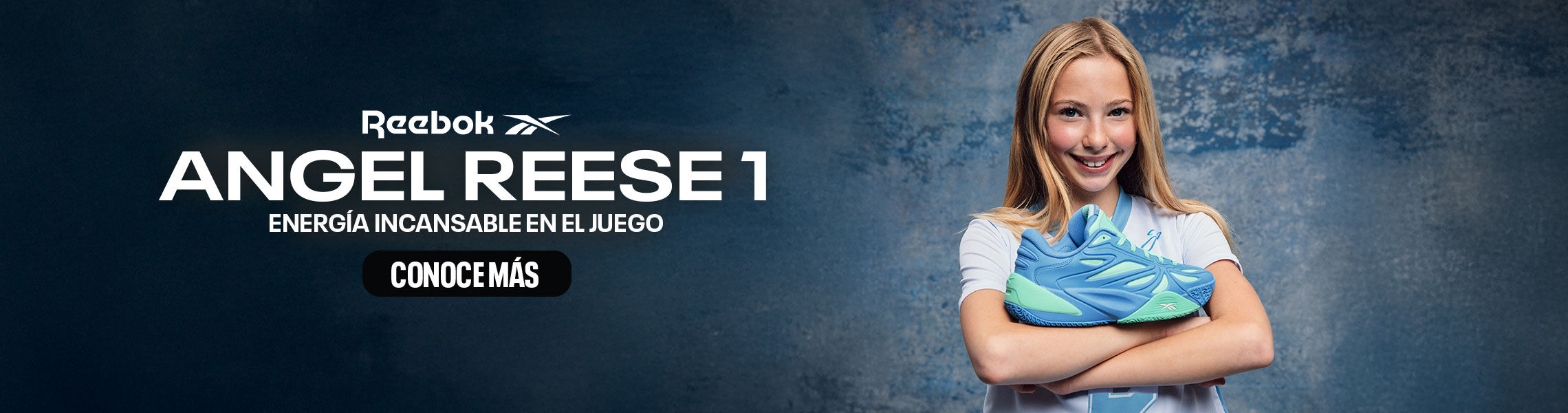 Banner principal Reebok Angel Reese 1 con modelo joven sosteniendo tenis de basketball en tonos azul el&eacute;ctrico y verde menta, fondo azul texturizado, logo Reebok vector, tipograf&iacute;a ANGEL REESE 1 ENERG&Iacute;A INCANSABLE EN EL JUEGO y bot&oacute;n Conoce M&aacute;s.
