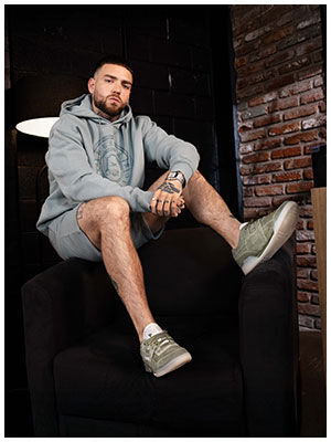 Yoiker usando hoodie deportiva gris Reebok con logo cl&aacute;sico, estilo urbano lifestyle.