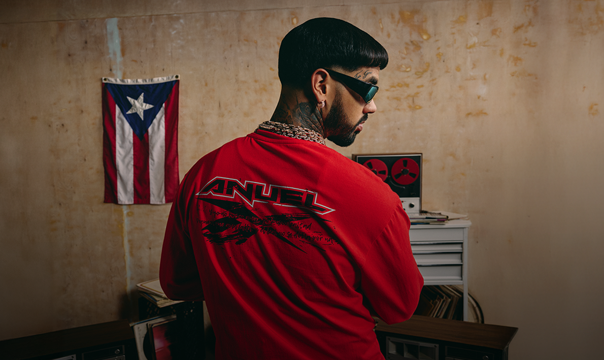 Colección Reebok x Anuel AA con prendas icónicas: sudadera, playera y tenis streetwear.