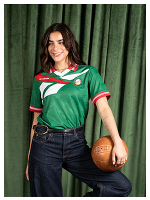 Card Reebok Jerseys Retro con Mar del Regil en jersey verde con escudo retro, jeans y bal&oacute;n vintage.