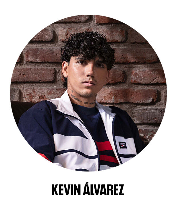 Kevin &Aacute;lvarez con chamarra deportiva Reebok para hombre, look urbano y estilo cl&aacute;sico deportivo.
