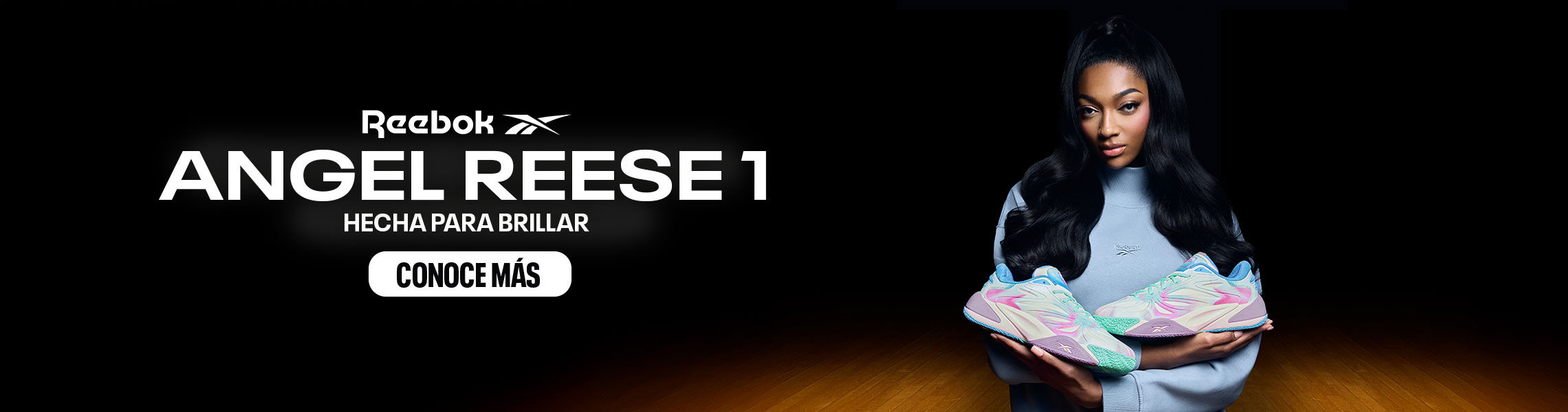Calzado de b&aacute;squetbol para adulto Reebok Angel Reese 1 en tonos pastel multicolor, modelo Angel Reese con fondo oscuro, texto HECHA PARA BRILLAR