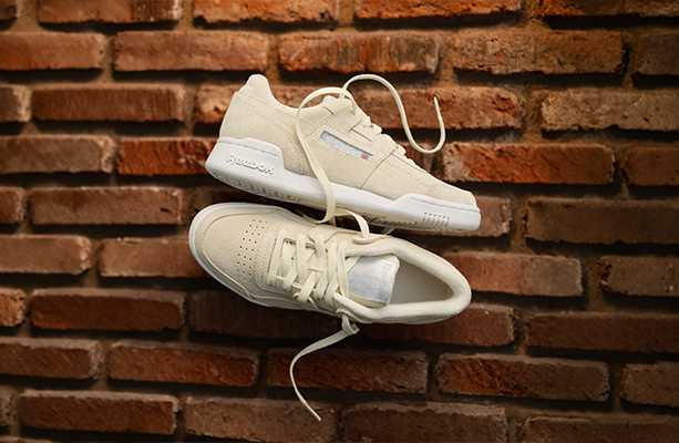Tenis Reebok Workout Plus beige de estilo urbano.