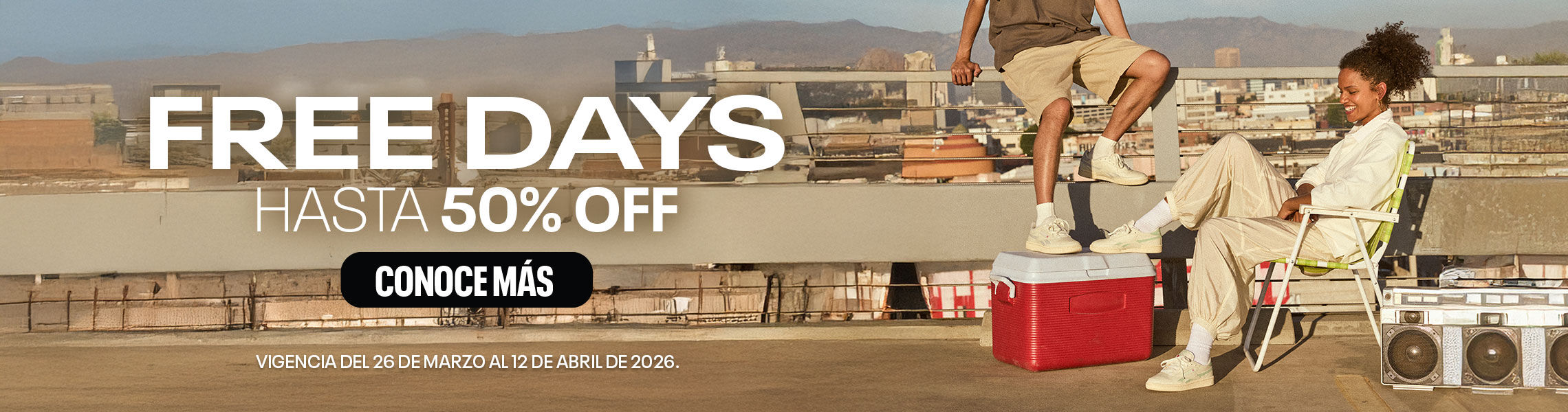 Banner m&oacute;vil promoci&oacute;n Reebok Free Days con modelos en rooftop urbano, hielera roja y boombox retro, oferta hasta 50% de descuento.