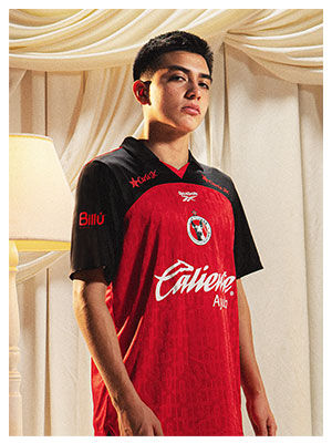 Gilberto Mora Modelando el jersey de visitante de los Xolos de Tijuana. &iexcl;Puro Reebok!