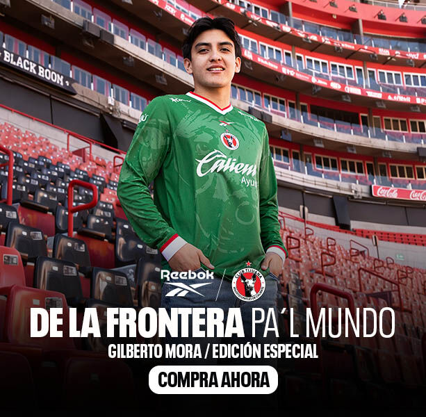 Banner principal mobile Reebok x Club Tijuana con Gilberto Mora en jersey manga larga verde, gradas del estadio, logo Reebok, escudo Xoloitzcuintles, texto Edici&oacute;n Especial y bot&oacute;n Compra Ahora
