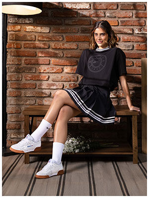 Mar del Regil usando playera negra deportiva Reebok con logo al frente.