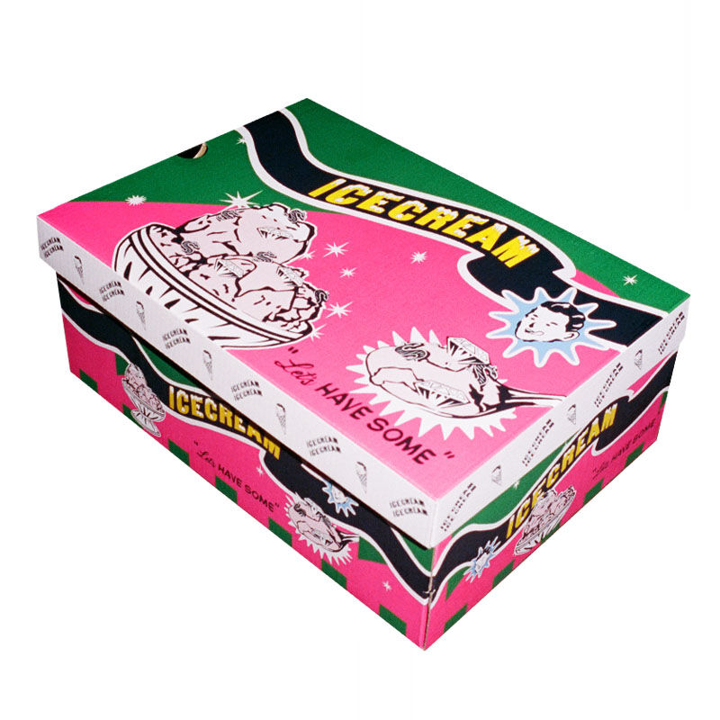 Caja de zapatos Reebok x IceCream Board Flip en colores verde rosa y blanco con ilustraciones de helados, personajes y texto IceCream, sobre fondo blanco, dise&ntilde;o pop art retro, vista angular.
