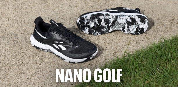 Banner secci&oacute;n mobile Reebok Nano Golf con par de tenis negro sobre arena y pasto, suela con patr&oacute;n camuflaje blanco y negro.