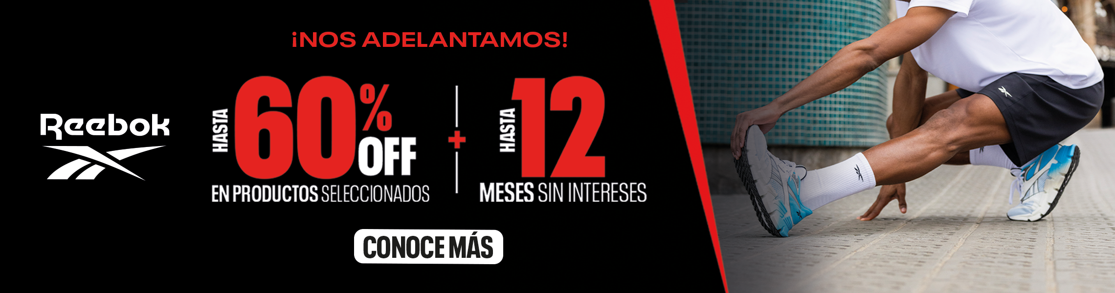 Banner principal Reebok Nos Adelantamos con hasta 60% OFF y 12 meses sin intereses, modelo estirando con tenis running blanco y azul, fondo negro y rojo, bot&oacute;n Conoce M&aacute;s.