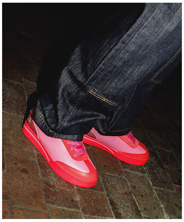 Vista cenital del par de tenis skate Reebok x IceCream Board Flip en tonos rosa rojo y amarillo ne&oacute;n con cordones morados, leng&uuml;eta con logo, sobre fondo blanco, dise&ntilde;o sim&eacute;trico, acabado premium.