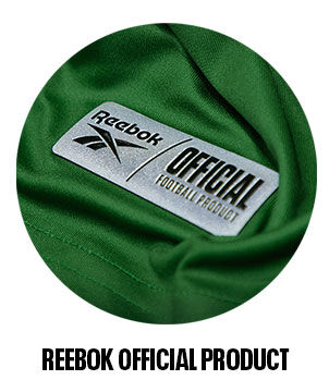 Detalle thumb etiqueta Reebok Oficial Football Product en jersey verde.