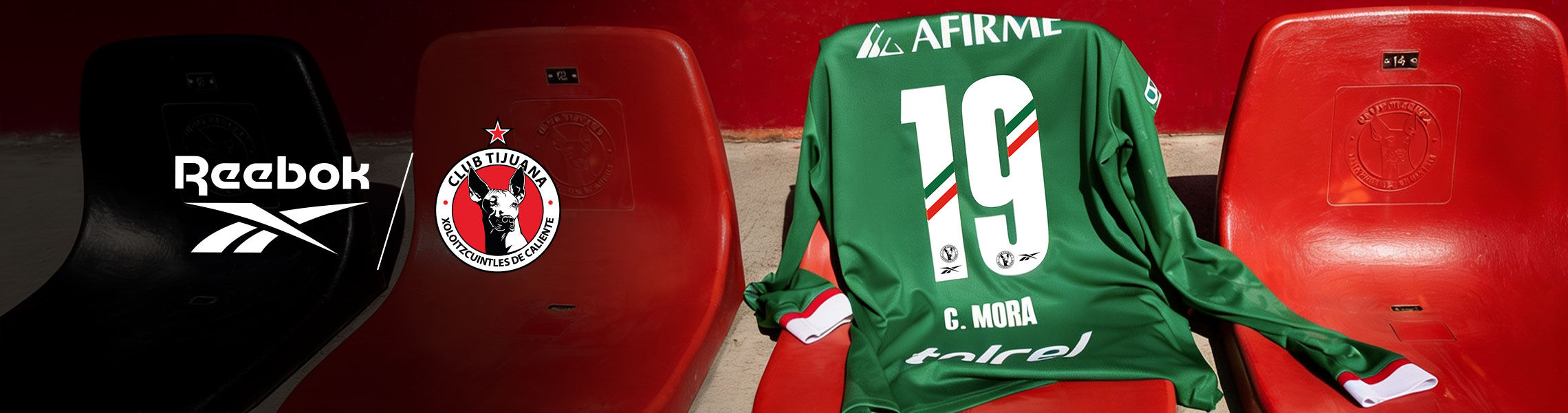 Jersey verde manga larga n&uacute;mero 19 G. MORA colocado sobre butacas rojas del estadio Caliente, logos Reebok y Club Tijuana Xoloitzcuintles en parte inferior, colecci&oacute;n Drop 4 Edici&oacute;n Especial.