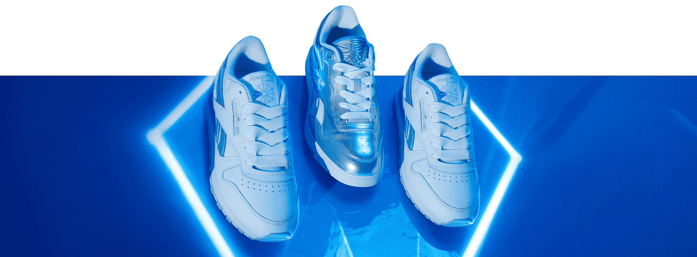 Tenis Reebok x Angel Reese con detalles en plateado, combinando estilo y funcionalidad para el día a día