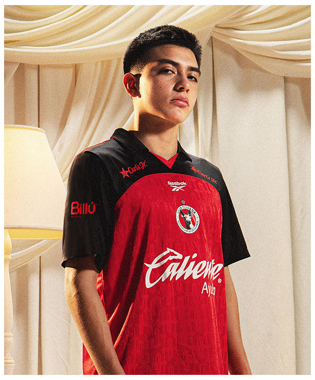 Gilberto Mora Modelando el jersey de visitante de los Xolos de Tijuana. &iexcl;Puro Reebok!