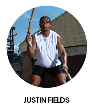 Justin Fields representando el deporte con Reebok