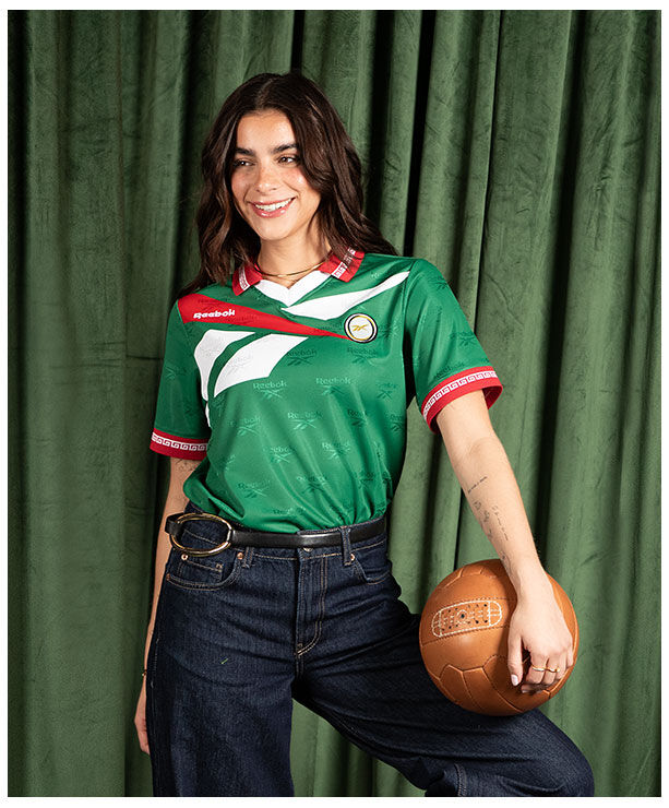 Card Reebok Jerseys Retro con Mar del Regil en jersey verde con escudo retro, jeans y bal&oacute;n vintage.