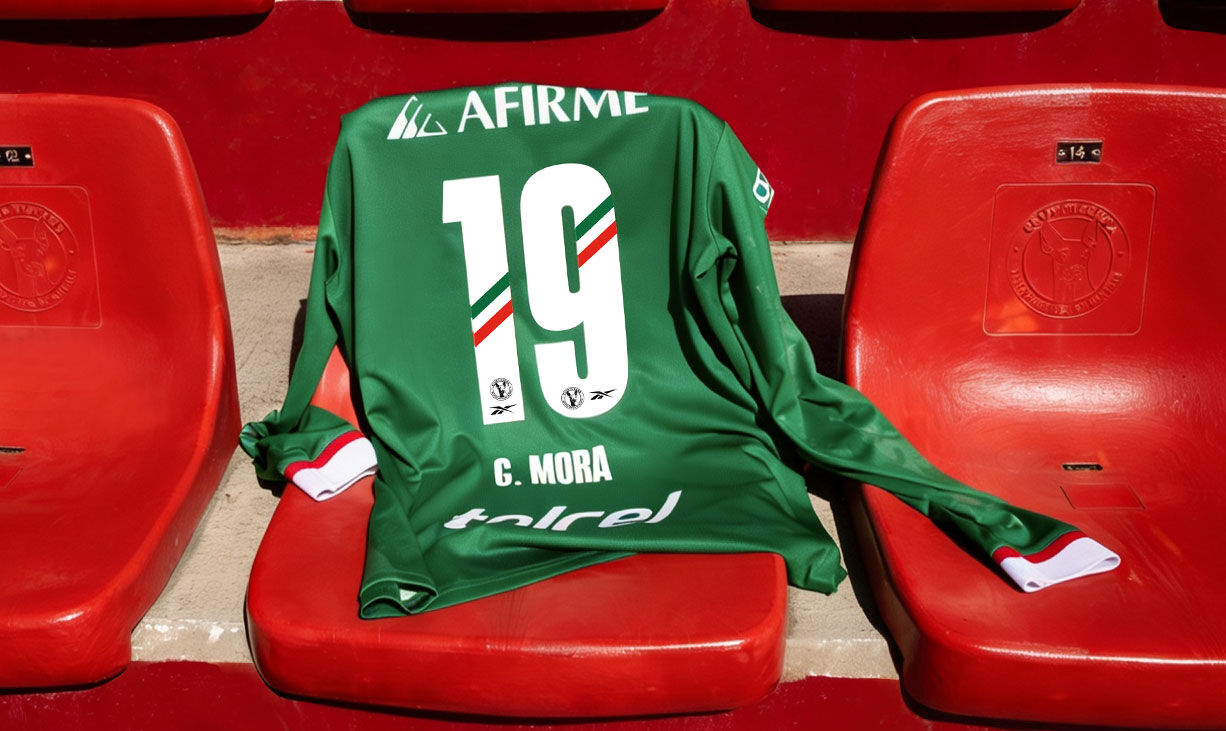 Carrusel Reebok x Club Tijuana con jersey manga larga verde n&uacute;mero 19 G. Mora sobre asiento rojo del estadio, patrocinadores AFIRME y Telcel, escudo Xoloitzcuintles.