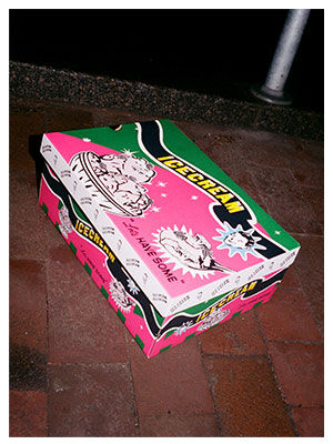 Caja de zapatos Reebok x IceCream Board Flip en colores verde rosa y blanco con ilustraciones de helados, personajes y texto IceCream, sobre baldosas rojizas, dise&ntilde;o retro pop art.