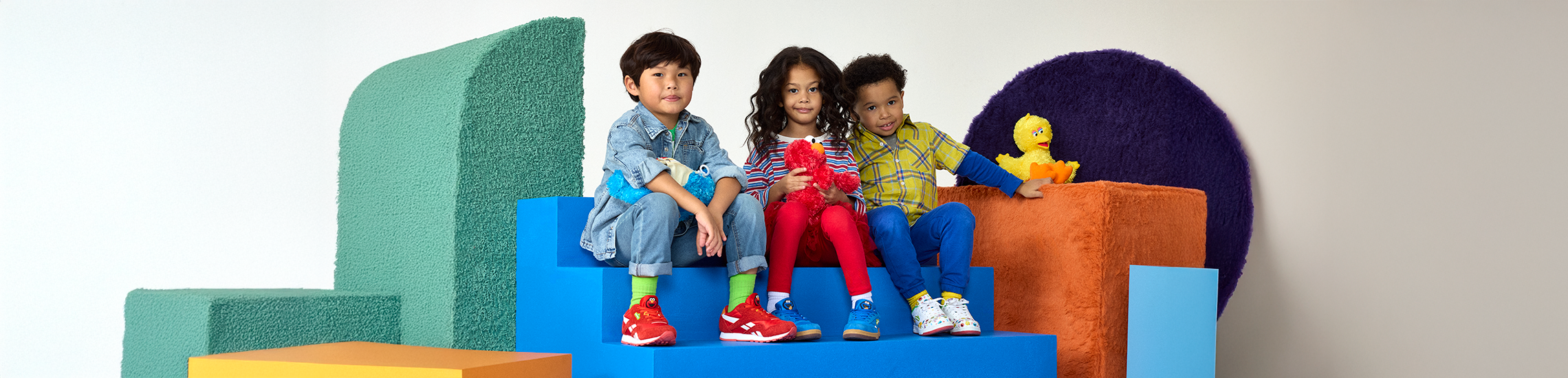Encuentra toda la diversión de Plaza Sésamo en los tenis de Reebok para los más pequeños