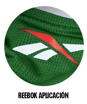 Detalle thumb logo Reebok aplicado en rojo y blanco sobre jersey verde.
