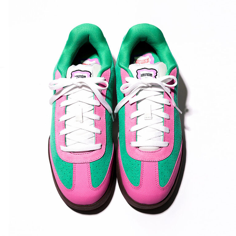 Vista cenital del par de tenis skate Reebok x IceCream Board Flip en combinaci&oacute;n verde rosa y blanco con cordones blancos, leng&uuml;eta con logo, suela caf&eacute;, sobre fondo blanco, dise&ntilde;o sim&eacute;trico.