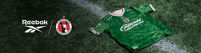 Banner principal Reebok x Club Tijuana con jersey verde sobre c&eacute;sped, escudo Xoloitzcuintles, logo Reebok, texto Jersey Edici&oacute;n Especial.