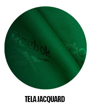Detalle tela jacquard verde con repetici&oacute;n del logo Reebok.