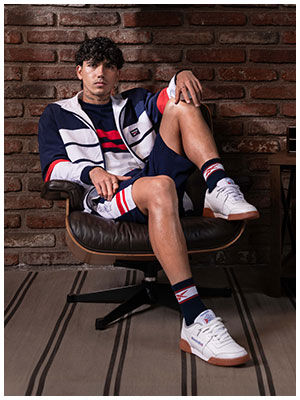 Kevin &Aacute;lvarez con chamarra deportiva Reebok para hombre, look urbano y estilo cl&aacute;sico deportivo.