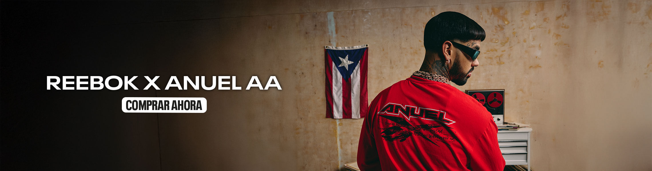 Colección Reebok x Anuel AA con prendas icónicas: sudadera, playera y tenis streetwear.