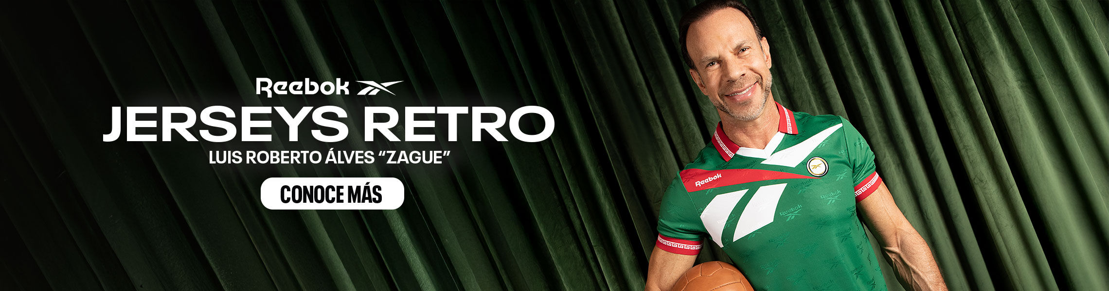 Banner principal mobile Reebok Jerseys Retro con Luis Roberto Alves Zague en jersey verde con vector blanco y rojo, sosteniendo bal&oacute;n vintage, bot&oacute;n Conoce M&aacute;s.