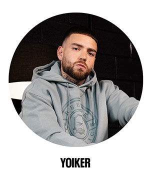 Yoiker usando hoodie deportiva Reebok con logo cl&aacute;sico