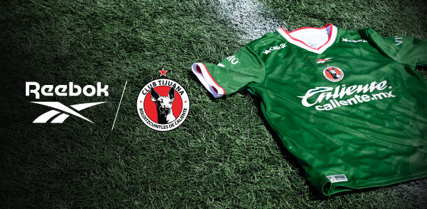 Banner principal Reebok x Club Tijuana con jersey verde sobre c&eacute;sped, escudo Xoloitzcuintles, logo Reebok, texto Jersey Edici&oacute;n Especial.