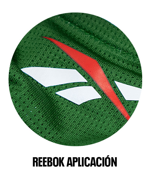 Detalle thumb logo Reebok aplicado en rojo y blanco sobre jersey verde.