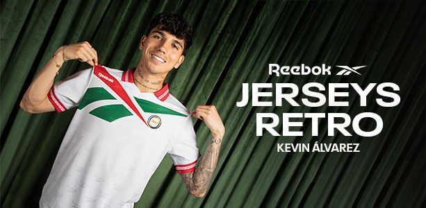 Banner secci&oacute;n mobile Reebok Jerseys Retro con Oswaldo S&aacute;nchez en jersey negro con detalles verdes, brazos cruzados, fondo cortina verde.