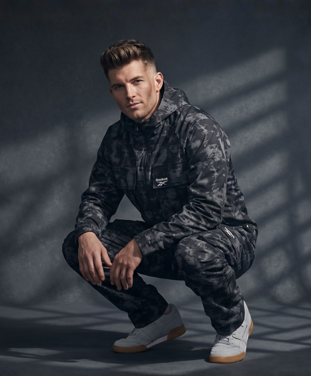 Hombre conjunto militar calzado gris
