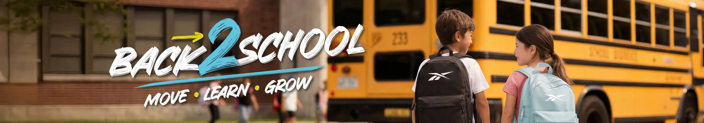 Reebok Back to School: Mochilas y Regreso a Clases" alt="Banner secundario desktop Reebok Back to School, texto Back 2 School Move Learn Grow junto a ni&ntilde;o con mochila negra Reebok y ni&ntilde;a con mochila azul claro Reebok de espaldas frente a autob&uacute;s escolar amarillo. Mochilas Reebok, tenis blancos para la escuela, tenis para la escuela y regreso a clases.