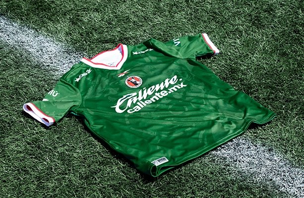 Reebok x Xolos en jersey verde del club.