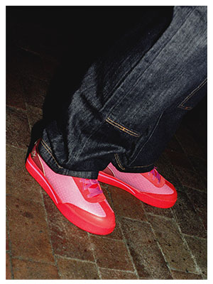 Vista cenital del par de tenis skate Reebok x IceCream Board Flip en tonos rosa rojo y amarillo ne&oacute;n con cordones morados, leng&uuml;eta con logo, sobre fondo blanco, dise&ntilde;o sim&eacute;trico, acabado premium.