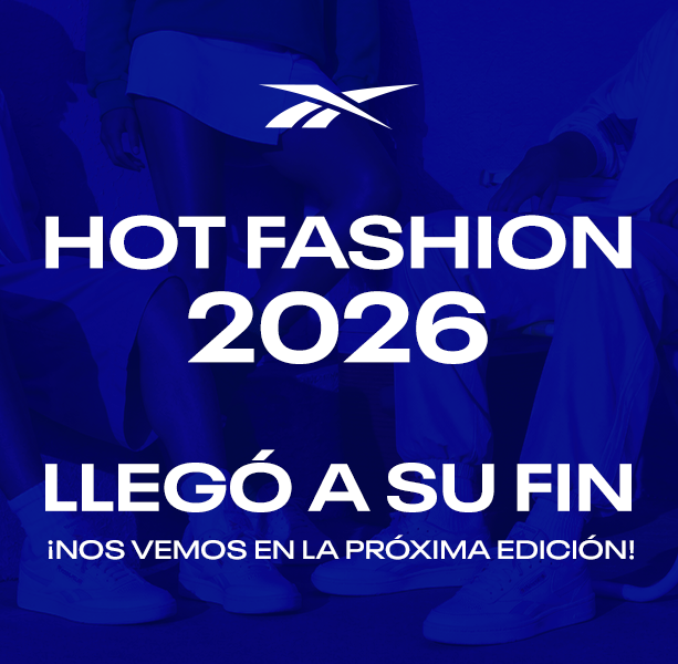 Banner desktop home Reebok Hot Fashion 2026 lleg&oacute; a su fin, fondo azul intenso con grupo de personas sentadas mostrando pants y tenis Reebok, logo Reebok Vector blanco centrado, texto Hot Fashion 2026 Lleg&oacute; a su Fin, Nos Vemos en la Pr&oacute;xima Edici&oacute;n. Hot Fashion Reebok, cierre Hot Fashion, ofertas Reebok y descuentos Reebok en ropa y tenis