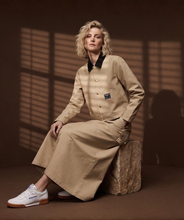 Mujer chamarra y falda workweae outfit caf&eacute; casual elegante