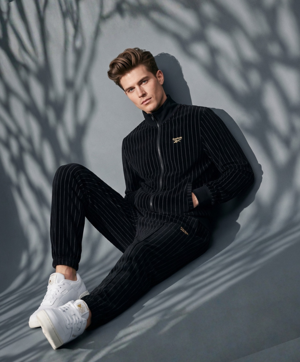 Look mobile de hombre Reebok outfit elevated athletic pinstripe 